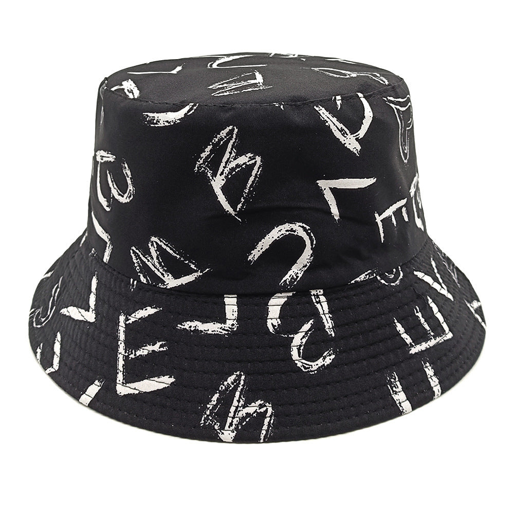 Barnhatt med kärleksmönster