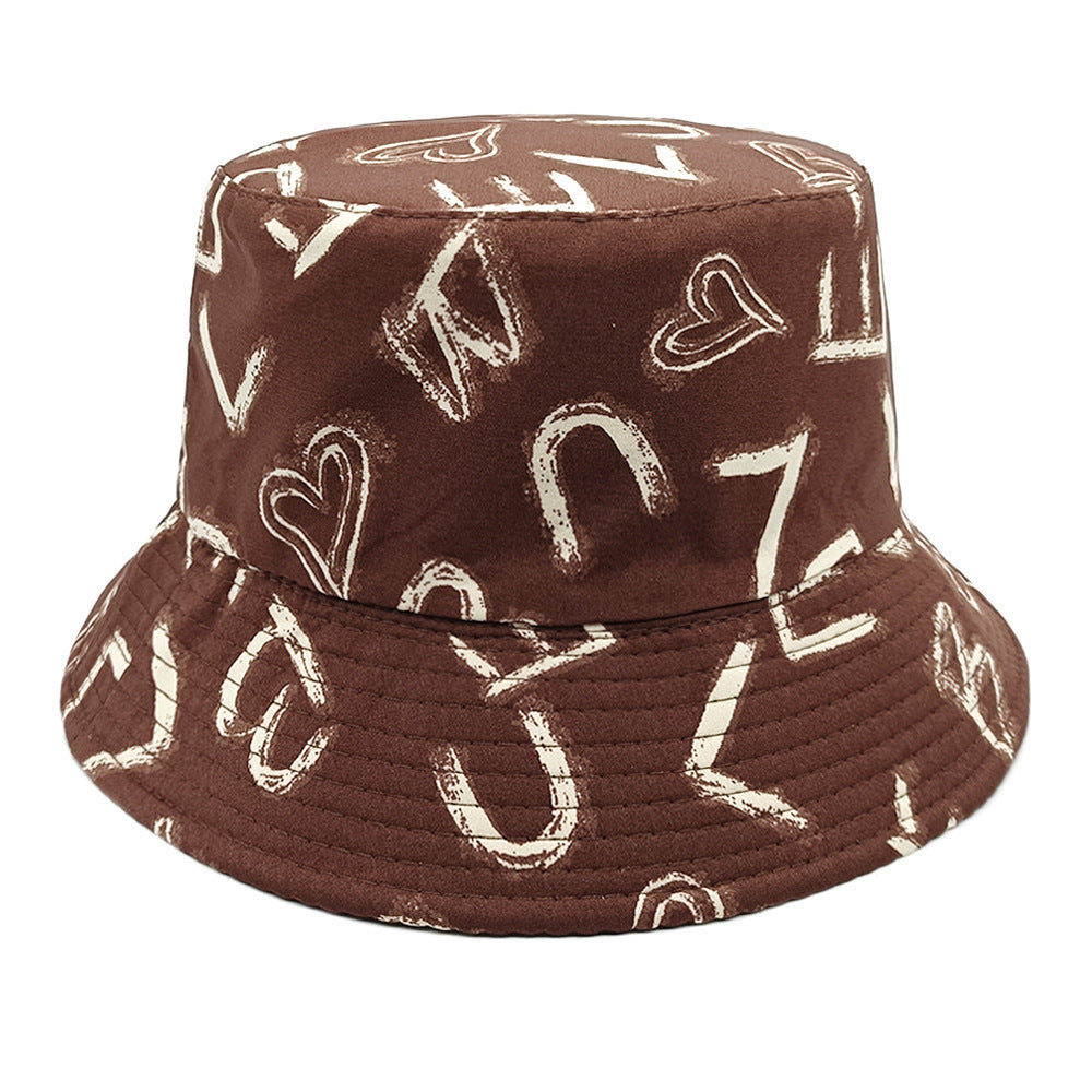Barnhatt med kärleksmönster