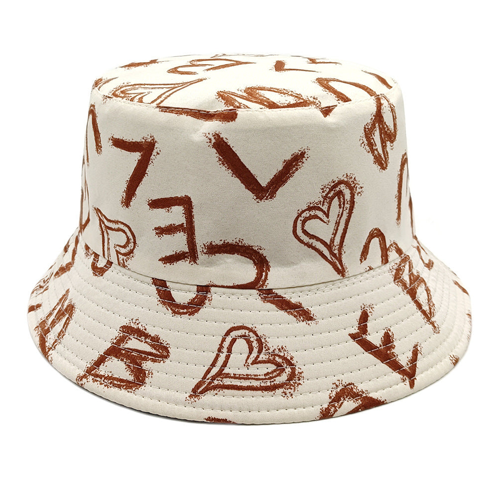 Barnhatt med kärleksmönster