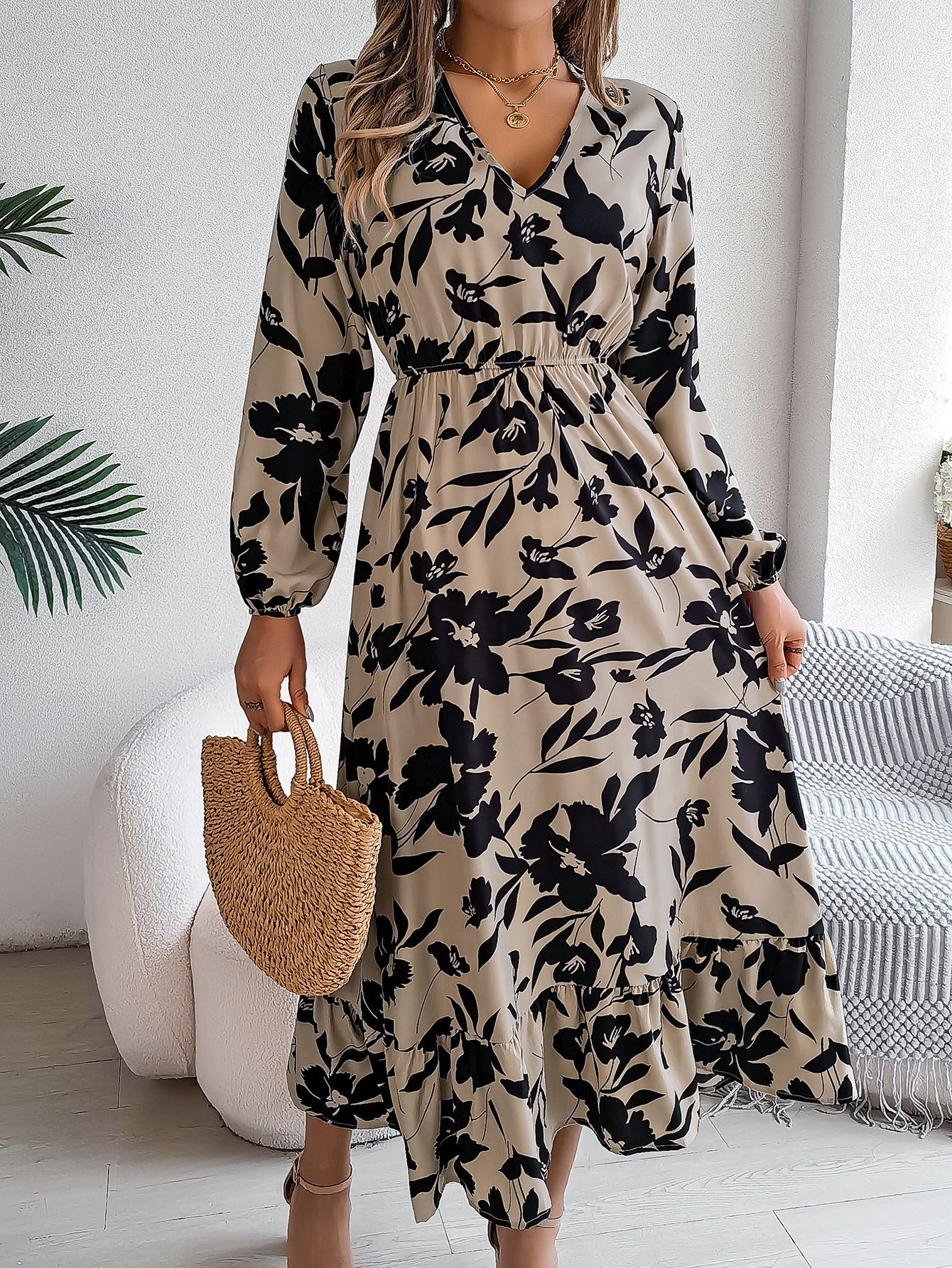 Avslappnad klänning med blommönster