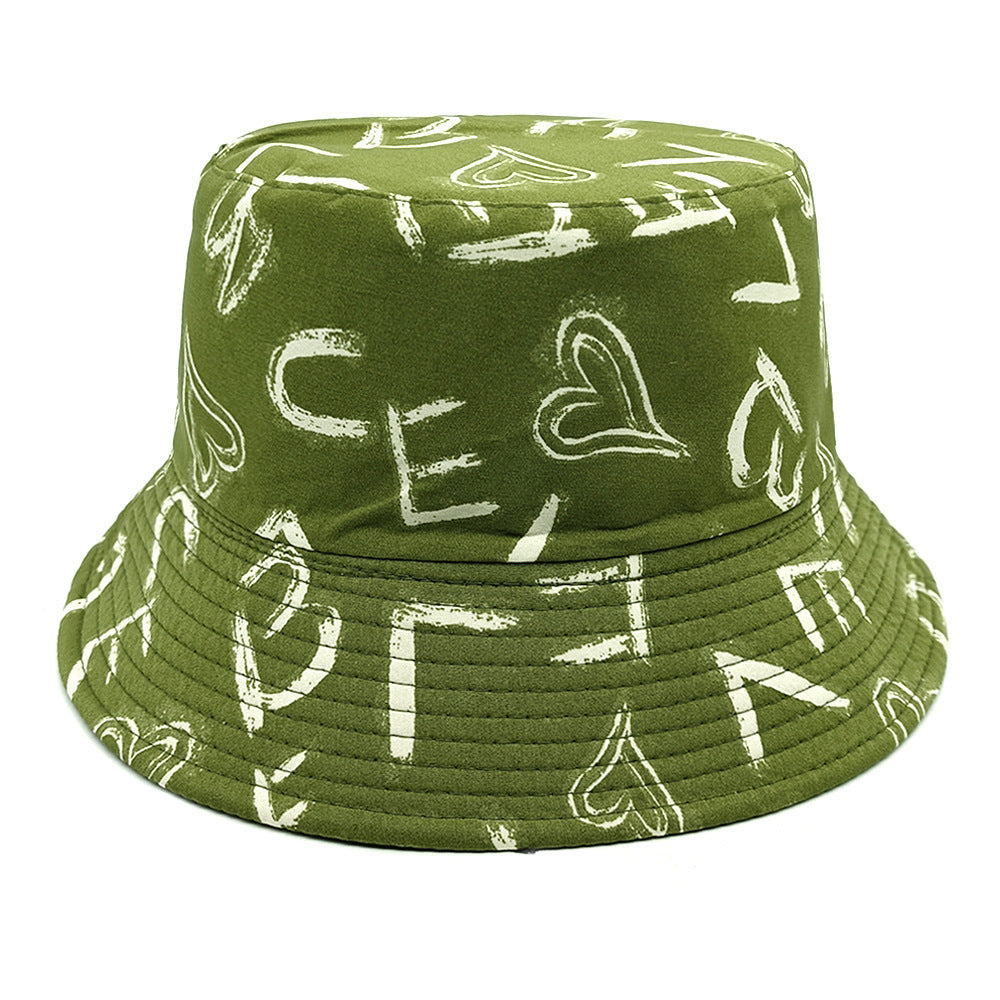 Barnhatt med kärleksmönster