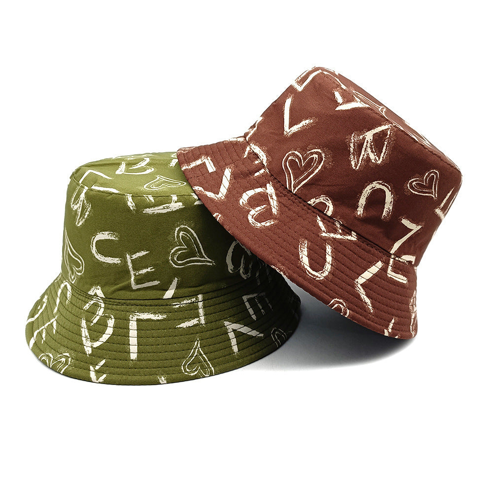 Barnhatt med kärleksmönster