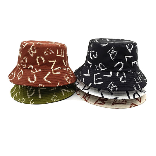 Barnhatt med kärleksmönster